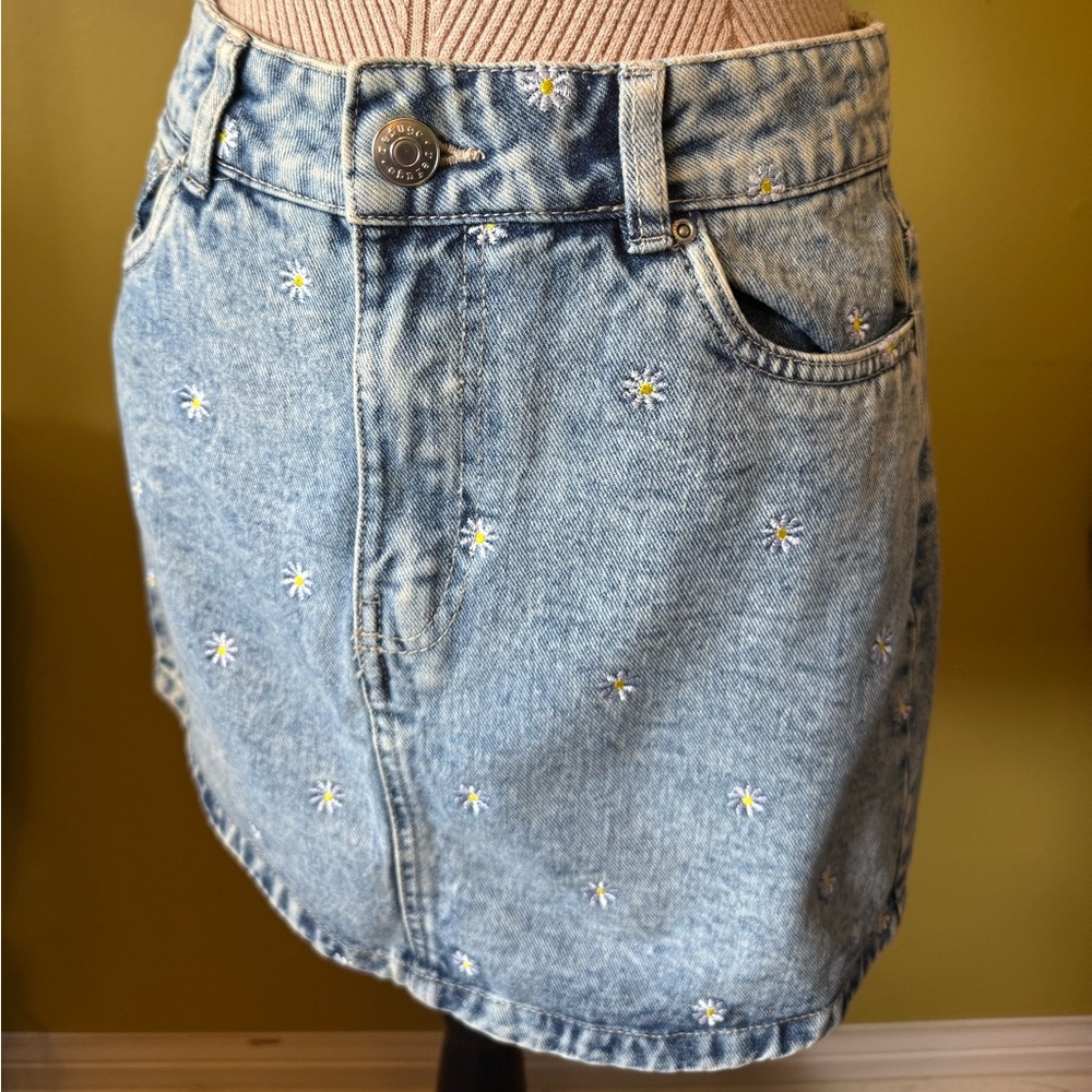 Light Wash Daisy Embroidered Denim Skirt - Women - Picture 2 of 5